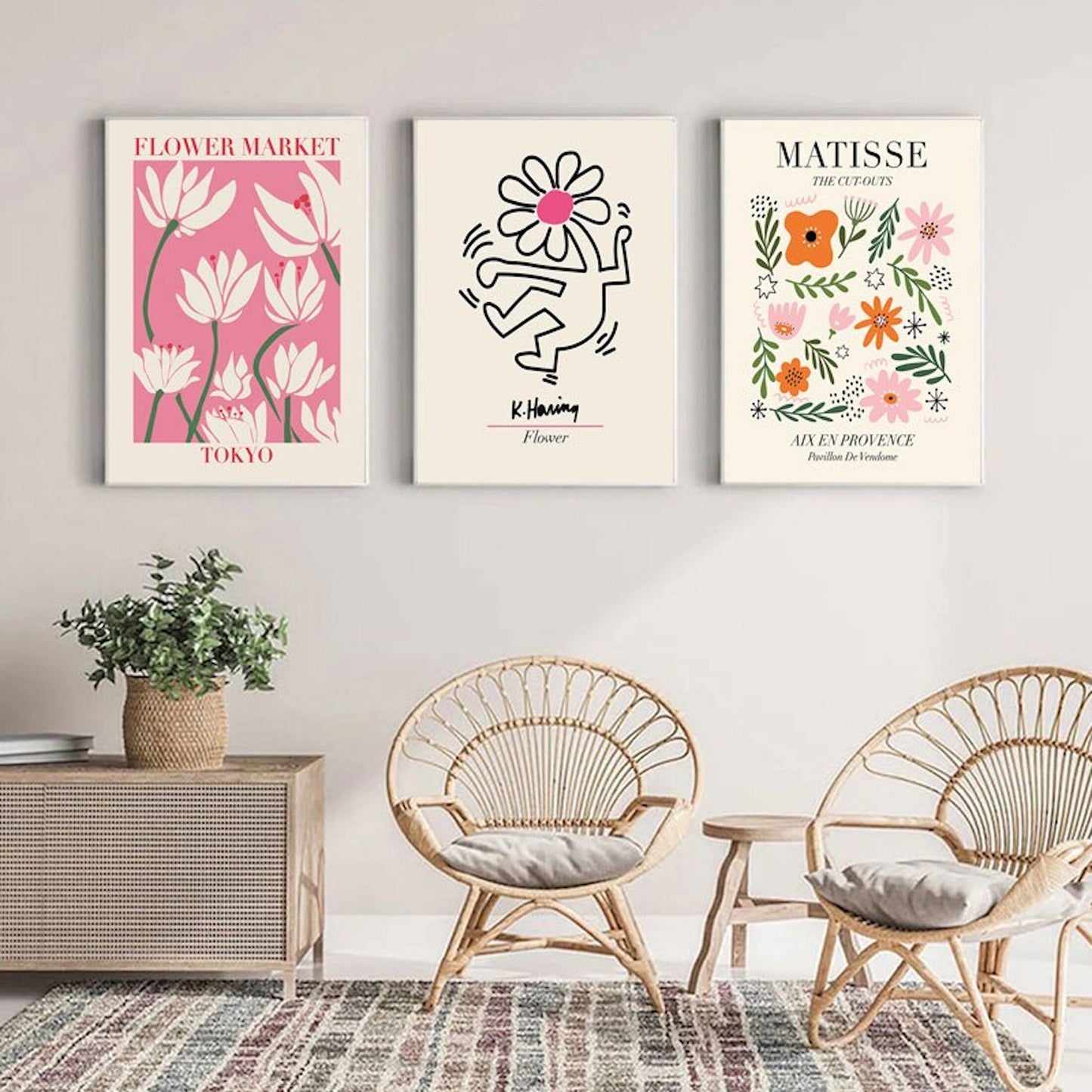 Farbenfrohe Wandkunst mit dem Titel "Blumen Markt Tokio" von justgoodmood, inspiriert von Matisse und Haring, präsentiert in einem stilvollen Wohnambiente.