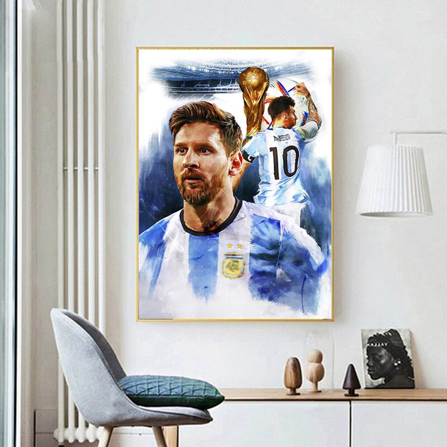 Hochwertiges Poster von Messi mit dem Siegerpokal der Weltmeisterschaft 2022 in Katar als Deko Print, bereit, jedem Raum einen sportlichen Akzent zu verleihen - erhältlich bei justgoodmood.