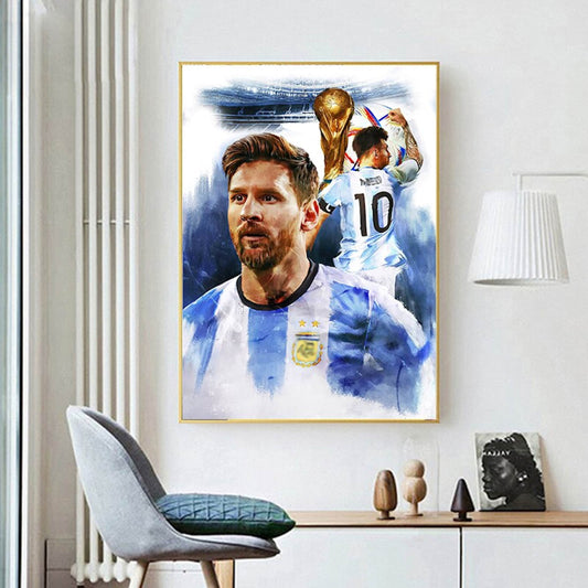 Hochwertiges Poster von Messi mit dem Siegerpokal der Weltmeisterschaft 2022 in Katar als Deko Print, bereit, jedem Raum einen sportlichen Akzent zu verleihen - erhältlich bei justgoodmood.