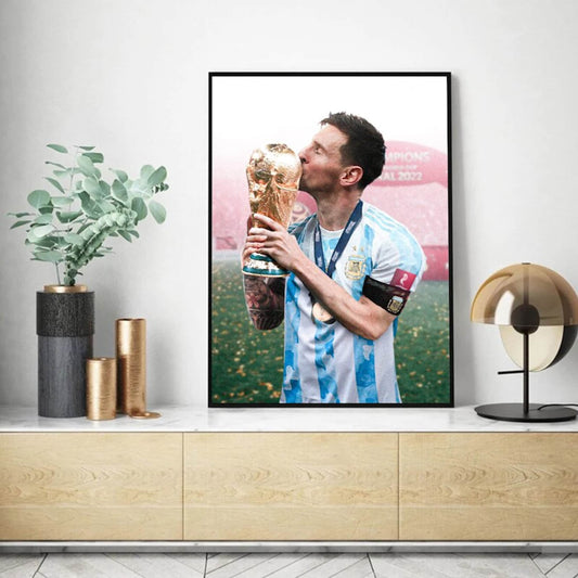 Hochwertiges Poster von Messi mit dem Siegerpokal der Weltmeisterschaft 2022 in Katar, ideal für Fußballfans. Dekorative Wandkunst von justgoodmood.