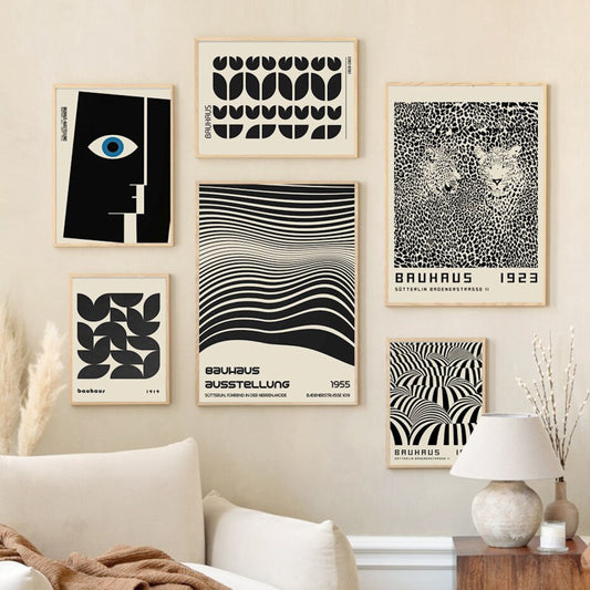 Schickes Bauhaus Poster Set von justgoodmood, bestehend aus verschiedenen Formen und Mustern, perfekt für die Wanddekoration in einem modernen Wohnraum.