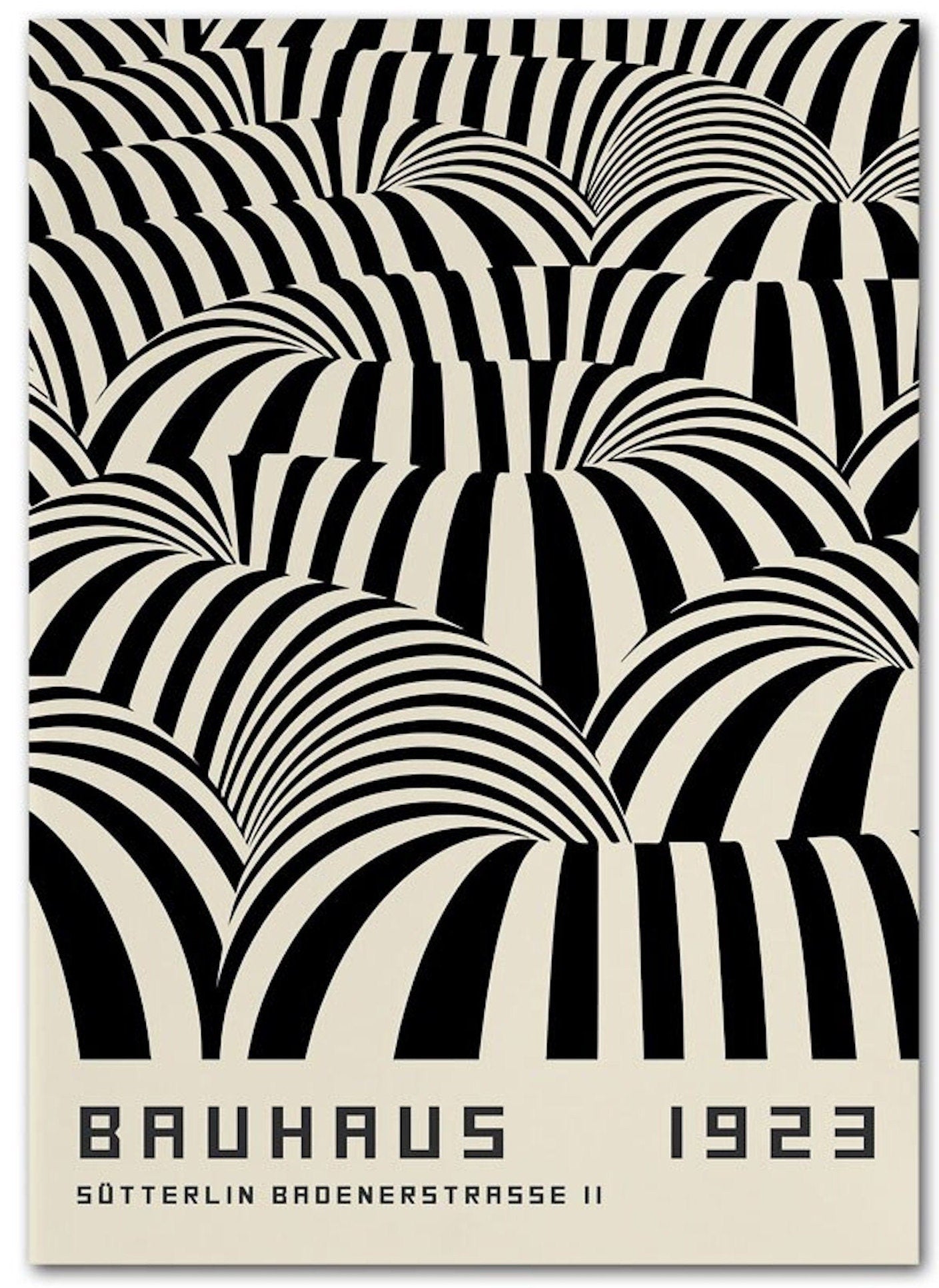 Steil wechselnde schwarze und weiße Wellenformen auf einem Kunstposter von justgoodmood, inspiriert vom Bauhaus-Stil. Poster Bauhaus Ausstellung mit verschiedenen Formen und Mustern als Deko Print ohne Rahmen.