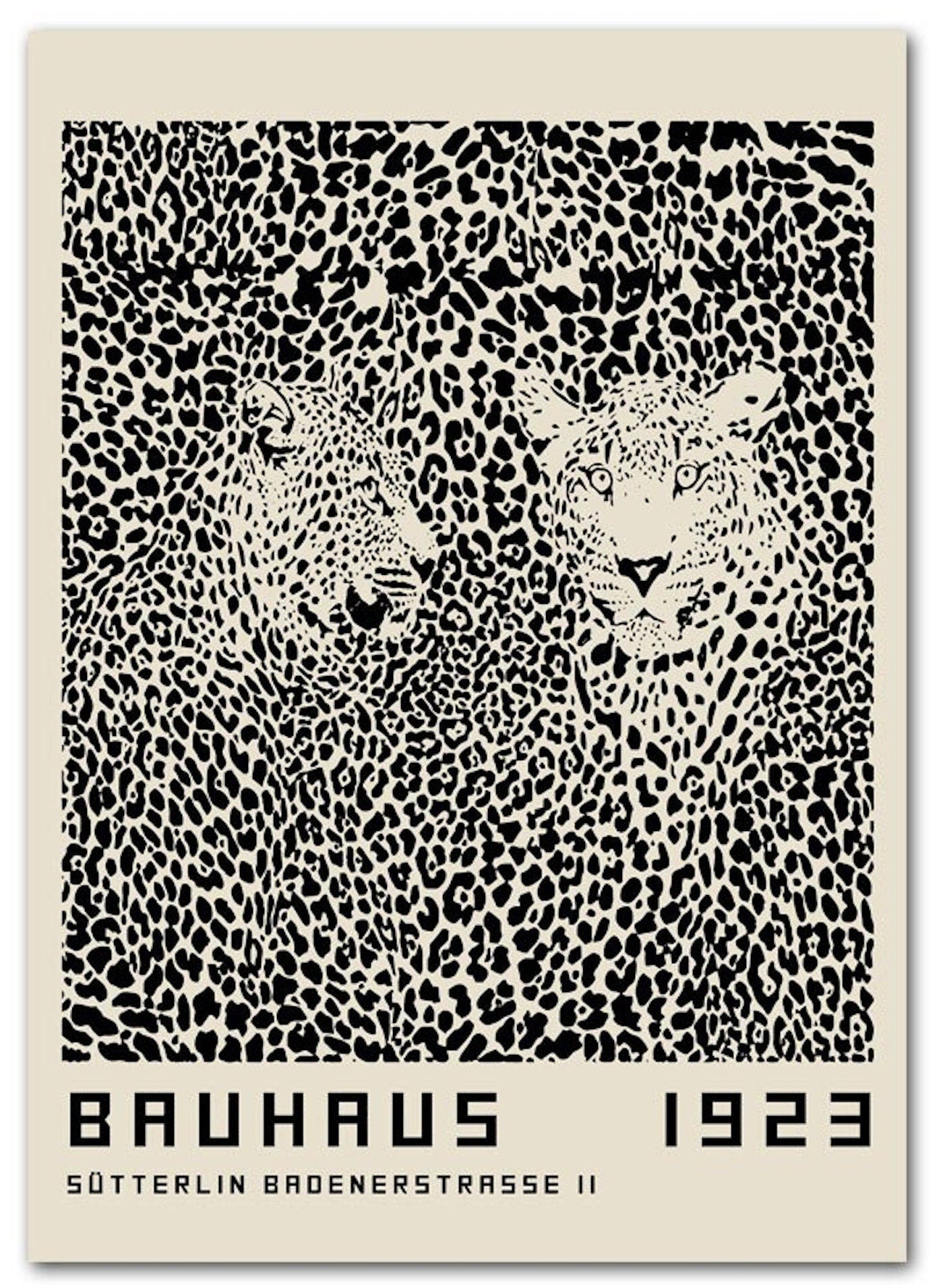 Künstlerische Darstellungen von Leoparden in einem einzigartigen Muster auf diesem Poster von justgoodmood, inspiriert vom Bauhaus. Poster Bauhaus Ausstellung mit verschiedenen Formen und Mustern als Deko Print ohne Rahmen.