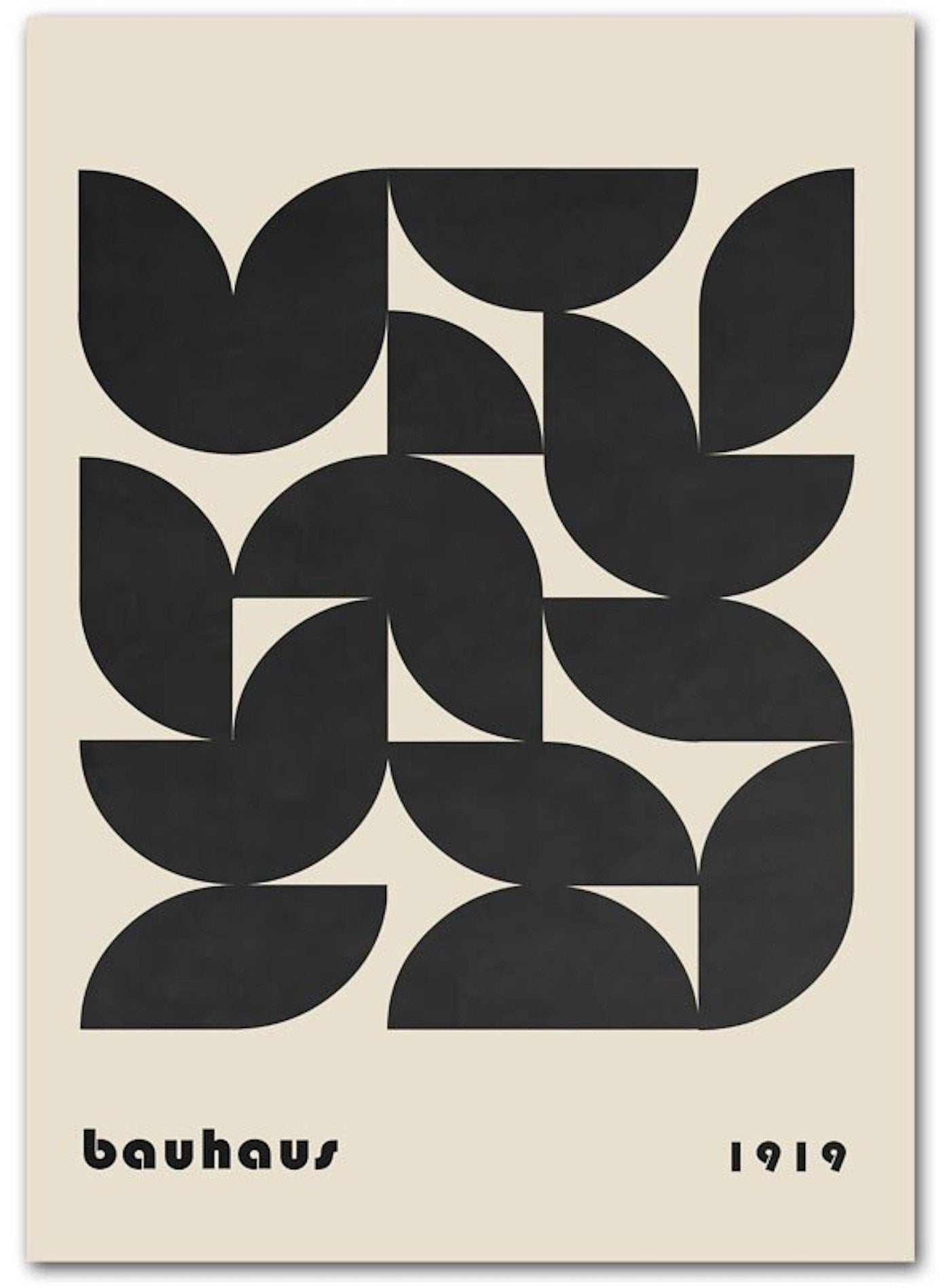 Ansprechendes geometrisches Design in einem stylischen Schwarz-Weiß-Format auf einem Bauhaus-Poster von justgoodmood. Poster Bauhaus Ausstellung mit verschiedenen Formen und Mustern als Deko Print ohne Rahmen.