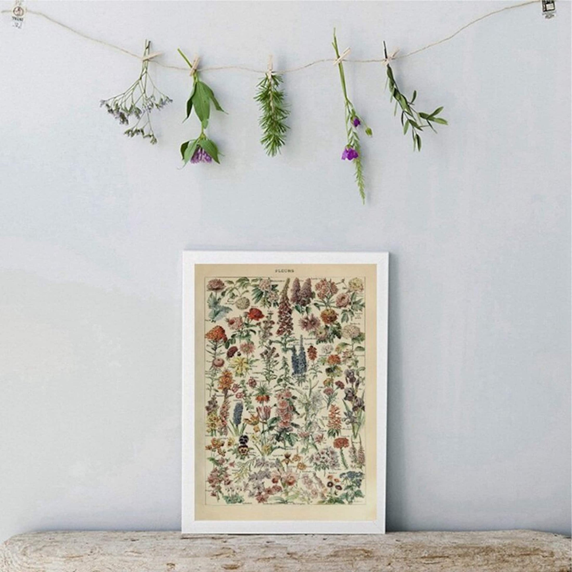 Wunderschönes Deko-Poster von justgoodmood mit bunten Blumenmotiven, perfekt zum Verleihen von Frische und Stil in jedem Zuhause.