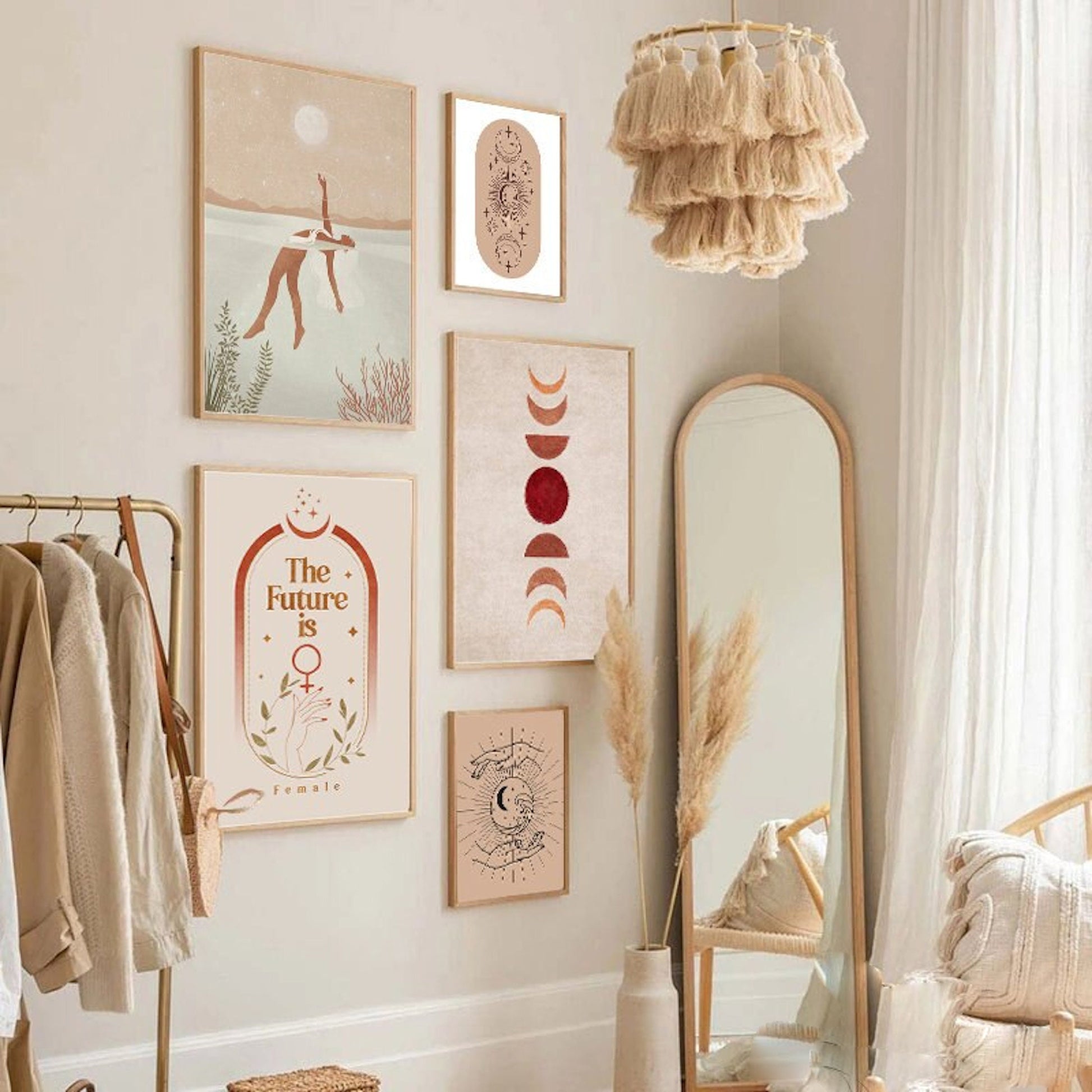 Chices Wohnambiente mit Boho-Stil Wanddekoration, das Poster 'Sonne Mond und Sterne' von justgoodmood, elegant präsentiert zwischen weiteren stilvollen Prints. Ideal für die kreative Wandgestaltung!