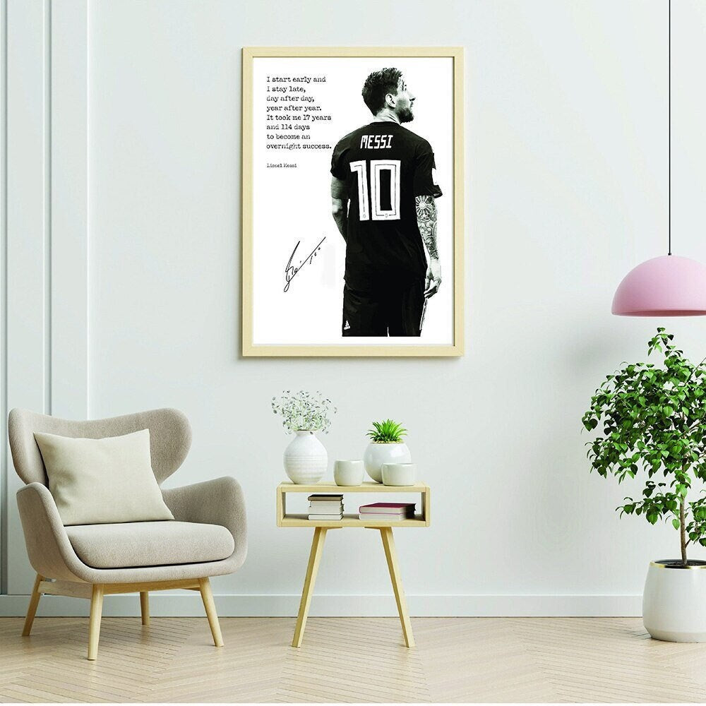 Ansprechendes Poster von Lionel Messi Nummer 10 mit inspirierendem Spruch und Unterschrift, ideal als Dekor von justgoodmood.