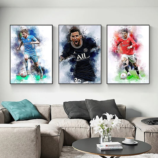 Stylisches Poster mit Fußballspielern Lionel Messi und Cristiano Ronaldo in emotionalen Jubelszenen, dekorativ und ohne Rahmen. Ideal für Sportliebhaber von justgoodmood.