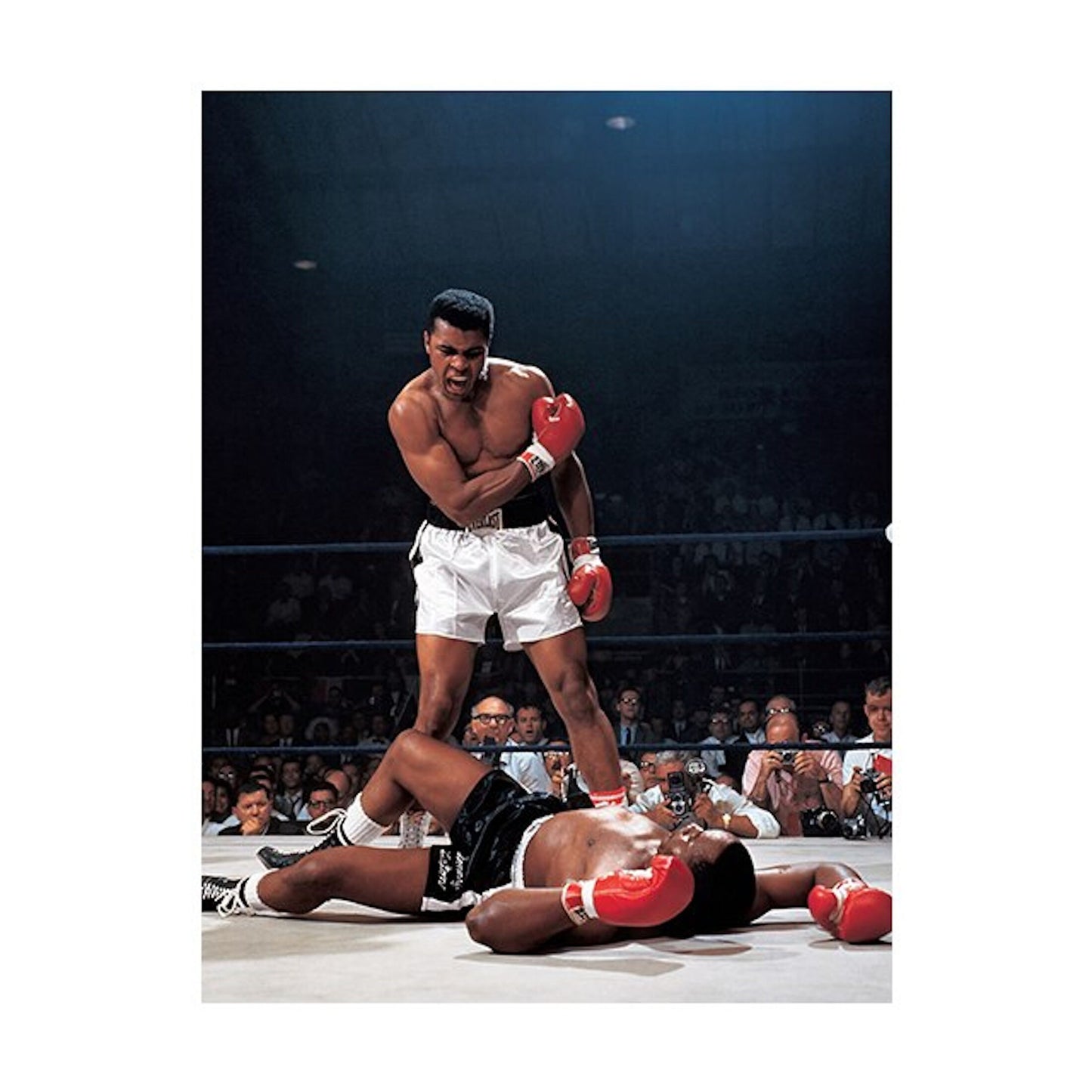 Muhammad Ali im Boxring, voller Energie nach einem Sieg, als Poster von justgoodmood, Größter aller Zeiten in bunten Farben.