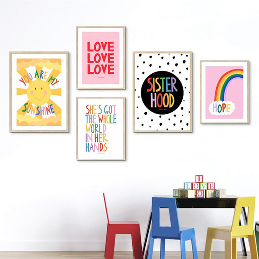 Vibrantes Poster 'Mädchen Power und Liebe' von justgoodmood, präsentiert in einem lebhaften Spielzimmer, das Freude und Inspiration vermittelt.