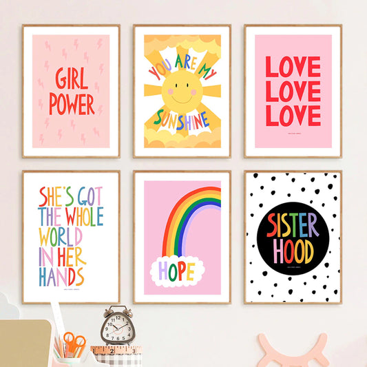 Fröhliches Poster von justgoodmood mit dem Titel 'Mädchen Power und Liebe' in einem bunten Kinderzimmer, das positive Energie und Kreativität ausstrahlt.