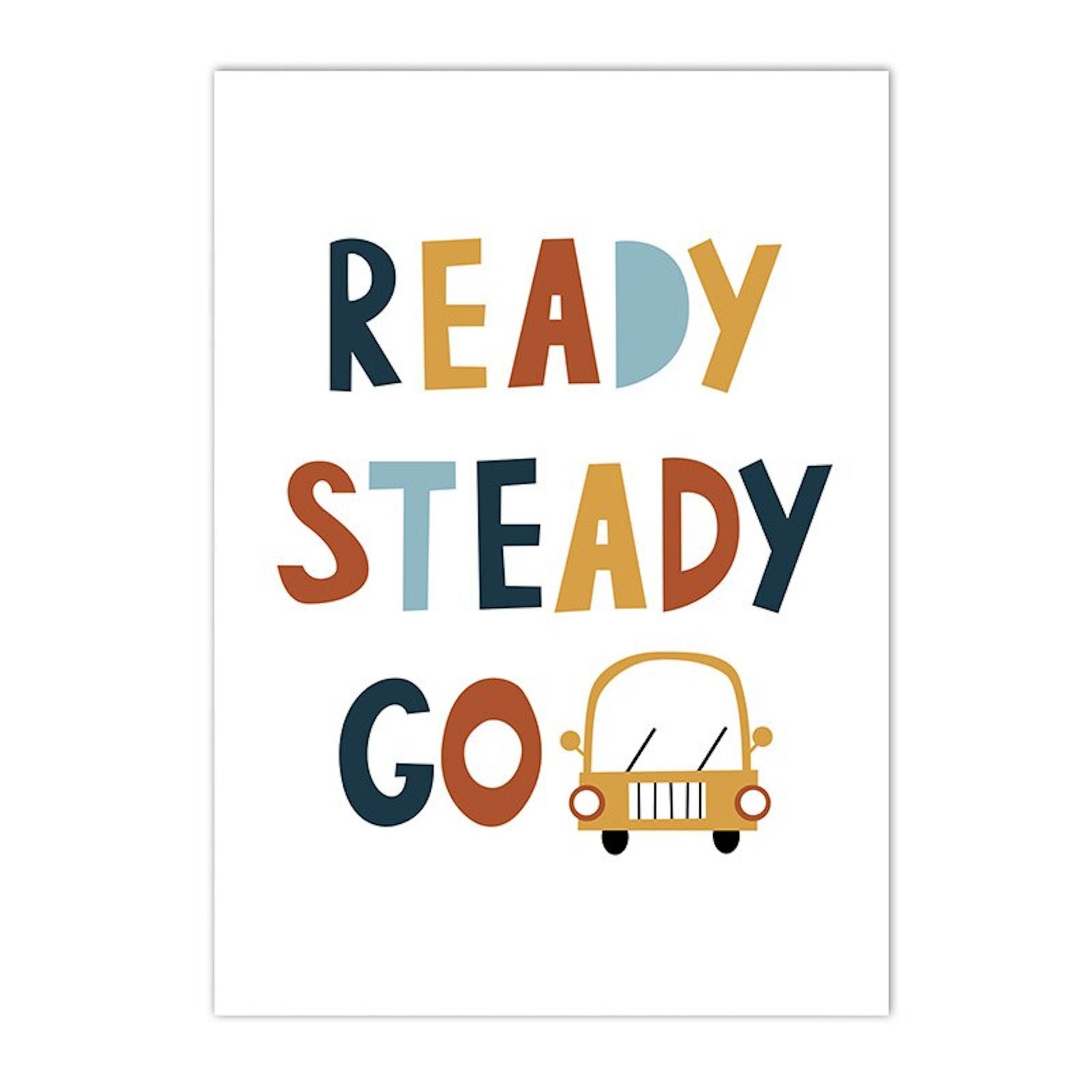 Fröhliches Poster mit den Worten "READY STEADY GO" und einem Auto, perfekt für Kinderzimmer-Deko von justgoodmood, Abenteuer für Kinder.