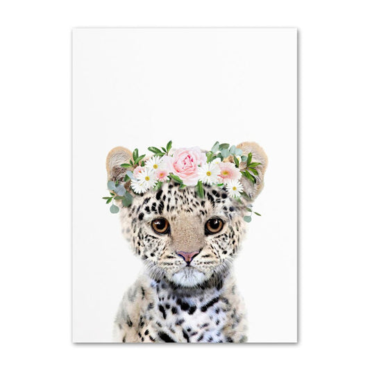Niedlicher Leopard mit einem Blumenkranz auf dem Kopf, perfekt für das Kinderzimmer. Hochwertiger Print von justgoodmood.