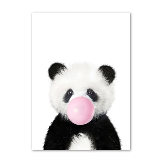 Niedlicher Panda mit rosa Kaugummi als Deko-Print von justgoodmood – Kinder Tiere Poster für fröhliche Kinderzimmer.