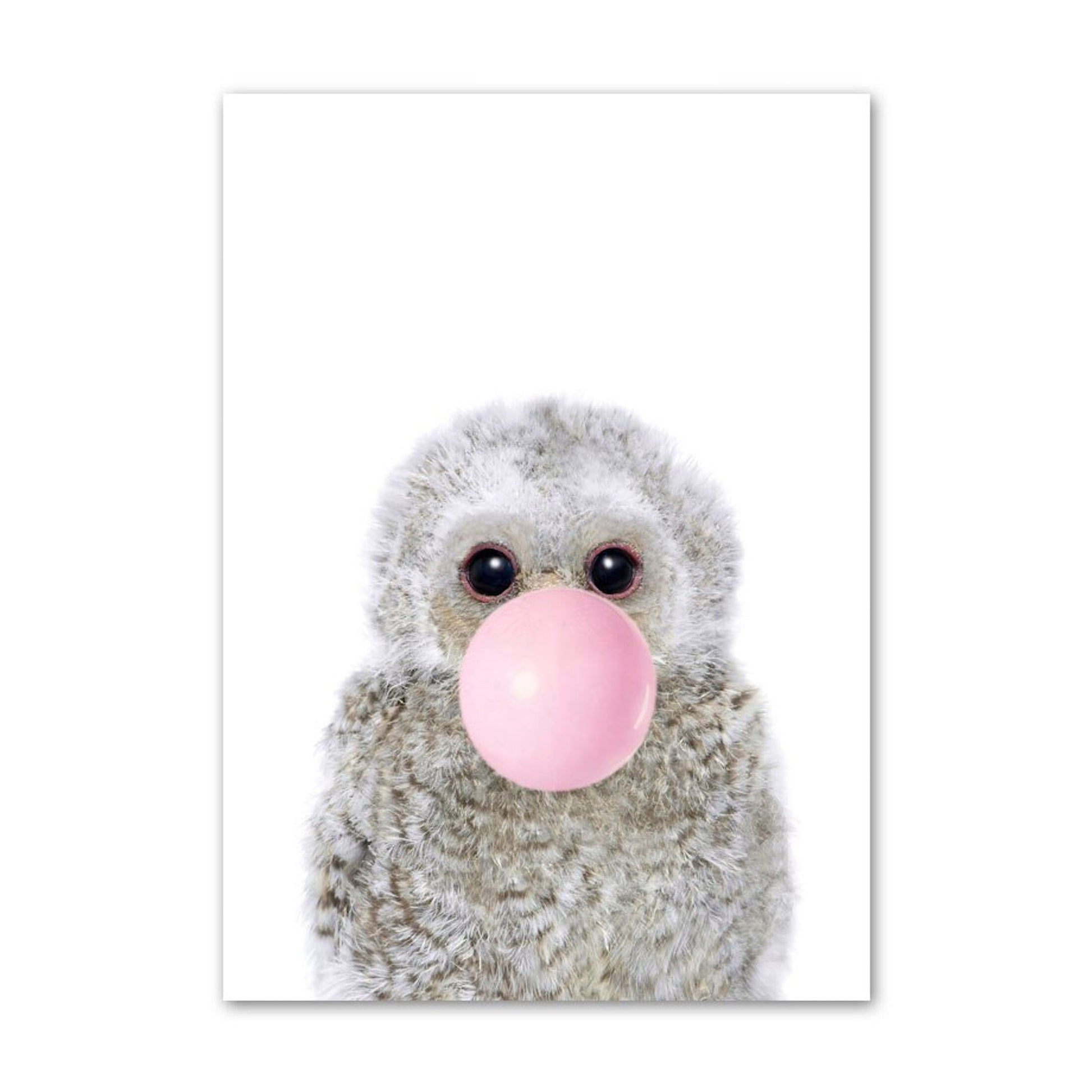 Niedliche Eule mit rosa Kaugummi in einem fröhlichen Poster von justgoodmood - Kinder Tiere mit rosa Kaugummi Panda Eule Alpaka Elefant Koala und Affe als Deko Print ohne Rahmen.