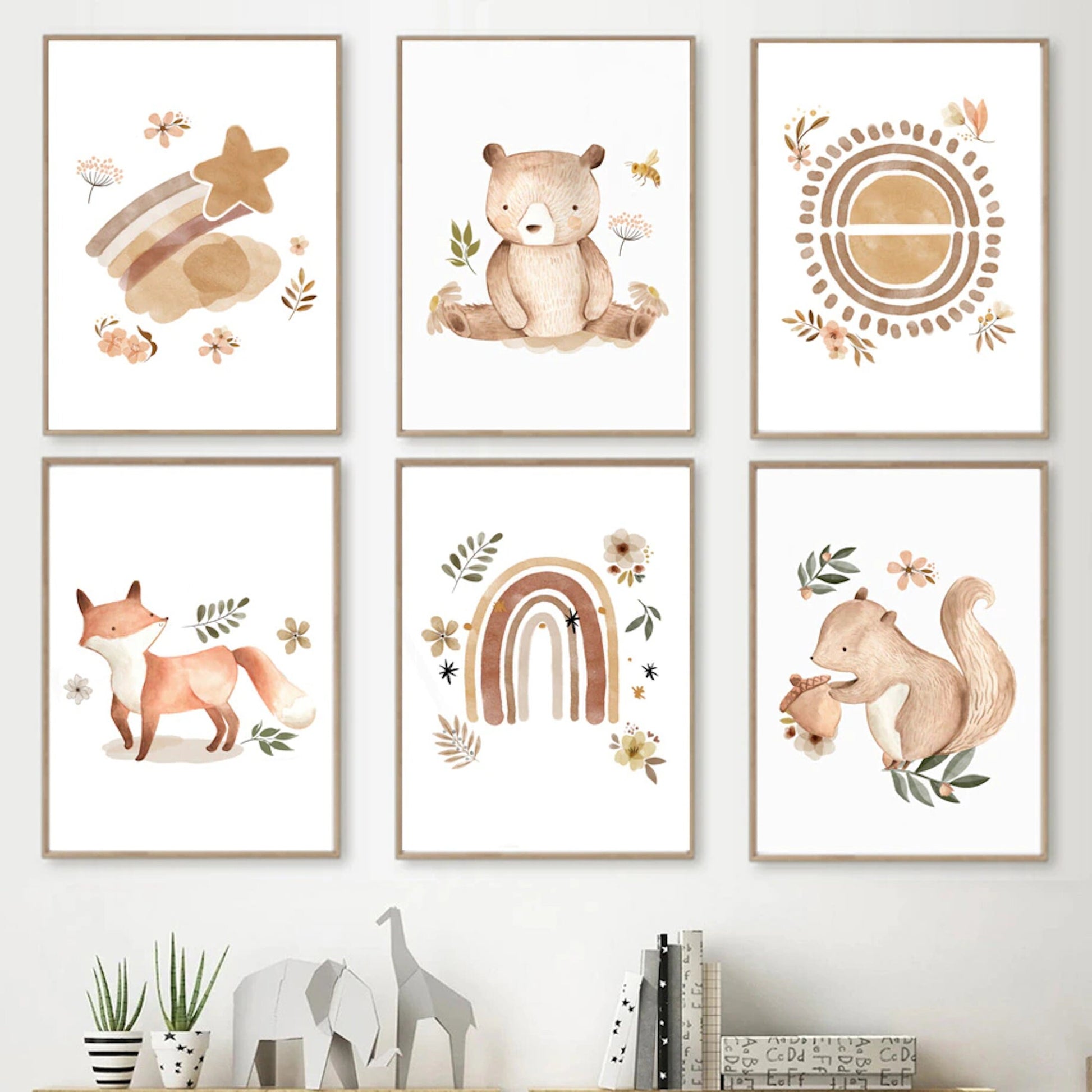Wanddeko für Kinderzimmer von justgoodmood: bezaubernder Poster mit einem süßen Bären, einer Regenbogen-Grafik und floralem Design.
