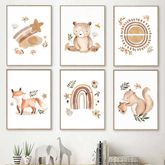 Wanddeko für Kinderzimmer von justgoodmood: bezaubernder Poster mit einem süßen Bären, einer Regenbogen-Grafik und floralem Design.