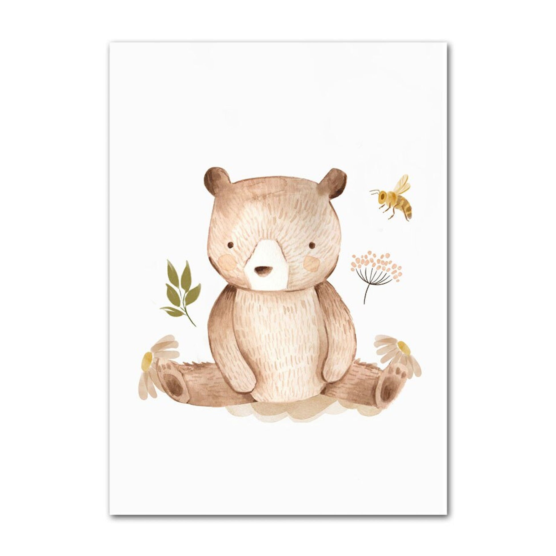 Wunderschöner Poster von justgoodmood: liebenswerter Bär, der auf einem Baumstamm sitzt, umgeben von Blumen - perfekte Wandkunst für Kinder.