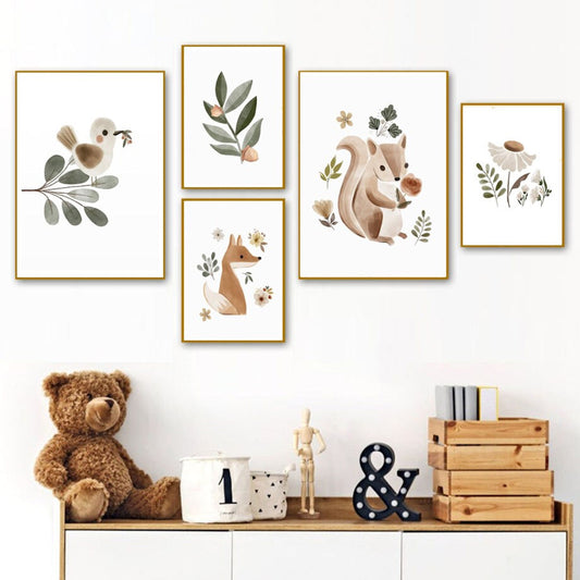 Buntes Kinderzimmer Poster von justgoodmood mit Tiermotiven – Vogel, Fuchs, Eichhörnchen und Pflanzen. Ideal als fröhliche Wanddekoration für das Kinderzimmer.