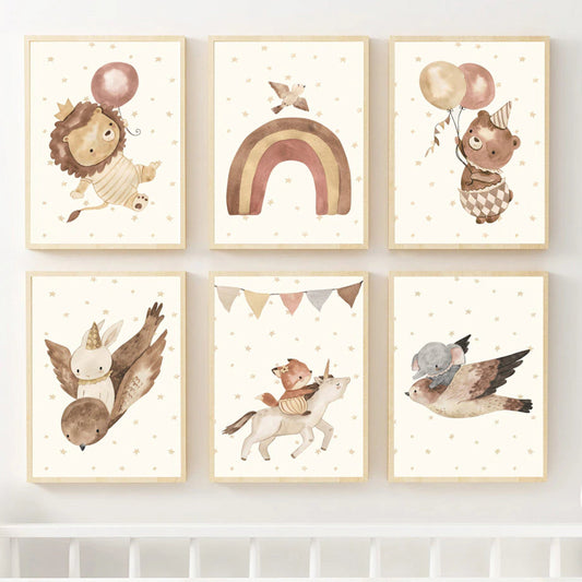 Fröhliches Kinderzimmer-Poster von Justgoodmood, das einen Löwen und einen Bären mit Luftballons zeigt, versehen mit einem Regenbogen und fantasievollen Tieren. Perfekte Wanddekoration für das Babyzimmer.