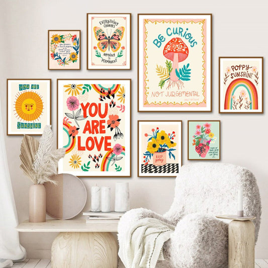 Bunte und fröhliche Wanddekoration für Kinderzimmer mit verschiedenen Postern von justgoodmood, darunter Schmetterlinge, Sonne, Blumen und positive Sprüche.