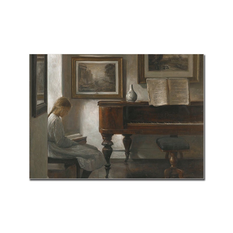 Artistic depiction of a girl reading beside a grand piano, a touch of nostalgia. Der Poster Vintage Galerie Wand Kunst Set Blume Vogel Pfirsisch Klavier von justgoodmood findet Platz in jedem Wohnraum.