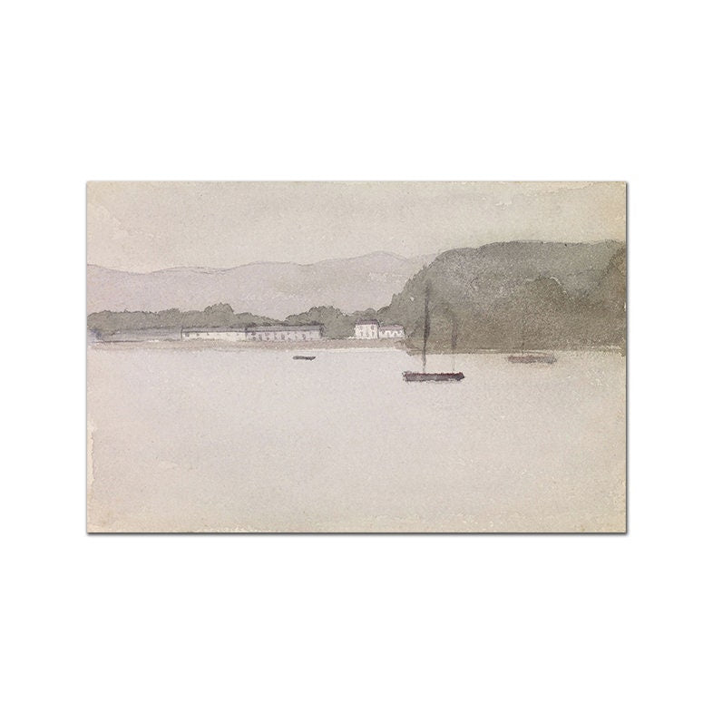 Sanfte Landschaft mit Booten auf einem ruhigen See, eine harmonische Ergänzung für Ihr Zuhause. Erleben Sie unser Vintage Poster Wand Kunst Set von justgoodmood.