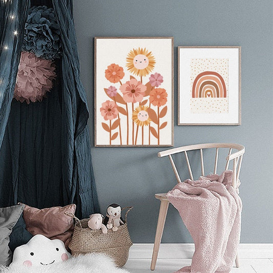 Hübsche Wandgestaltung mit Blumen und dem Regenbogen-Poster von justgoodmood. Perfekt für eine kreative Kinderecke.