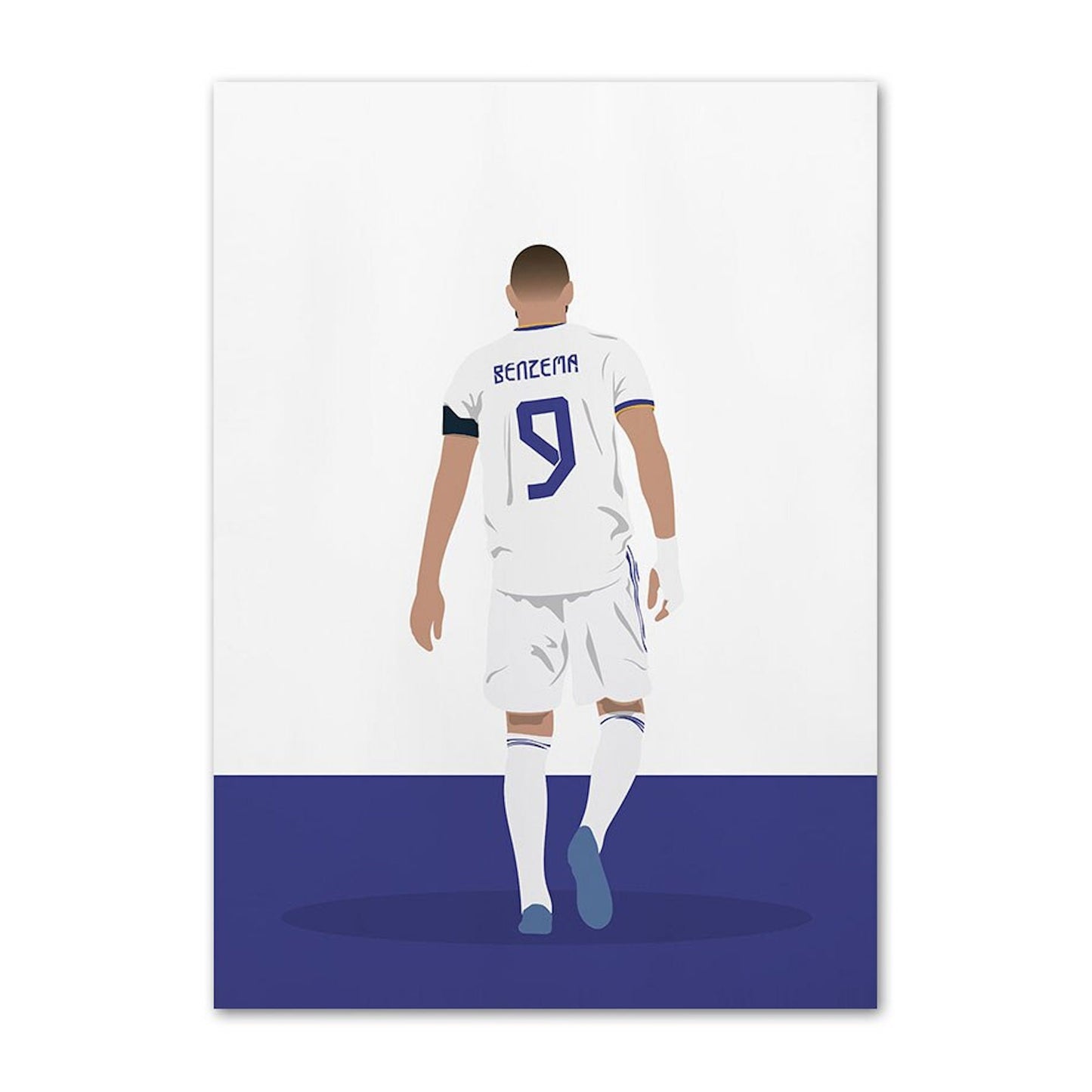 Faszinierendes Poster von justgoodmood, das einen stilisierten Fußballspieler im weißen Trikot mit dem Namen 'Benzema' darstellt. Eine großartige Ergänzung für Fans und eine trendige Wanddekoration.