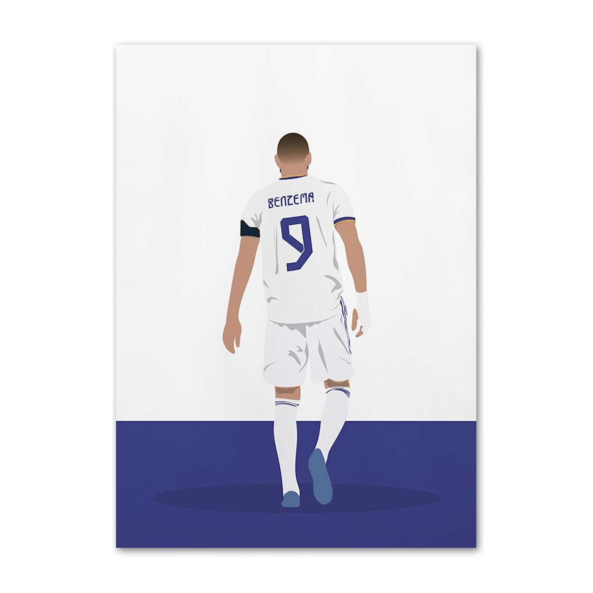 Faszinierendes Poster von justgoodmood, das einen stilisierten Fußballspieler im weißen Trikot mit dem Namen 'Benzema' darstellt. Eine großartige Ergänzung für Fans und eine trendige Wanddekoration.