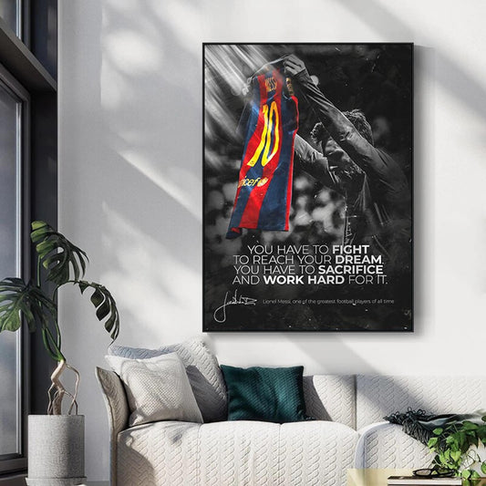 Hochwertiges Poster von Lionel Messi in seinem FC Barcelona Trikot Nr. 10, das einen inspirierenden Motivationsspruch zeigt, perfekt für Fußballfans und Wohnraumdekoration von justgoodmood.
