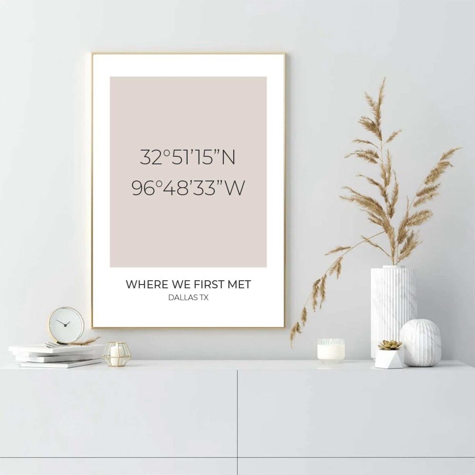 Personalisiertes Koordinaten-Poster von justgoodmood, das die Koordinaten 32°51'15''N 96°48'33''W zeigt, dekorativ gerahmt, ideal für ein harmonisches Zuhause.