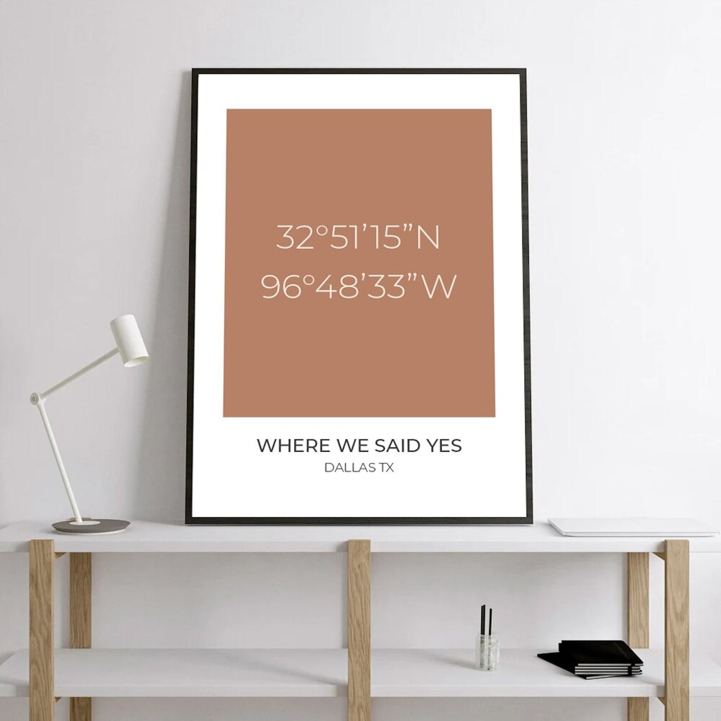 Kreatives personalisiertes Koordinaten-Poster von justgoodmood, das die Koordinaten 32°51'15''N 96°48'33''W in einem schönen Terrakotta-Farbton zeigt, perfekt für dein Zuhause.