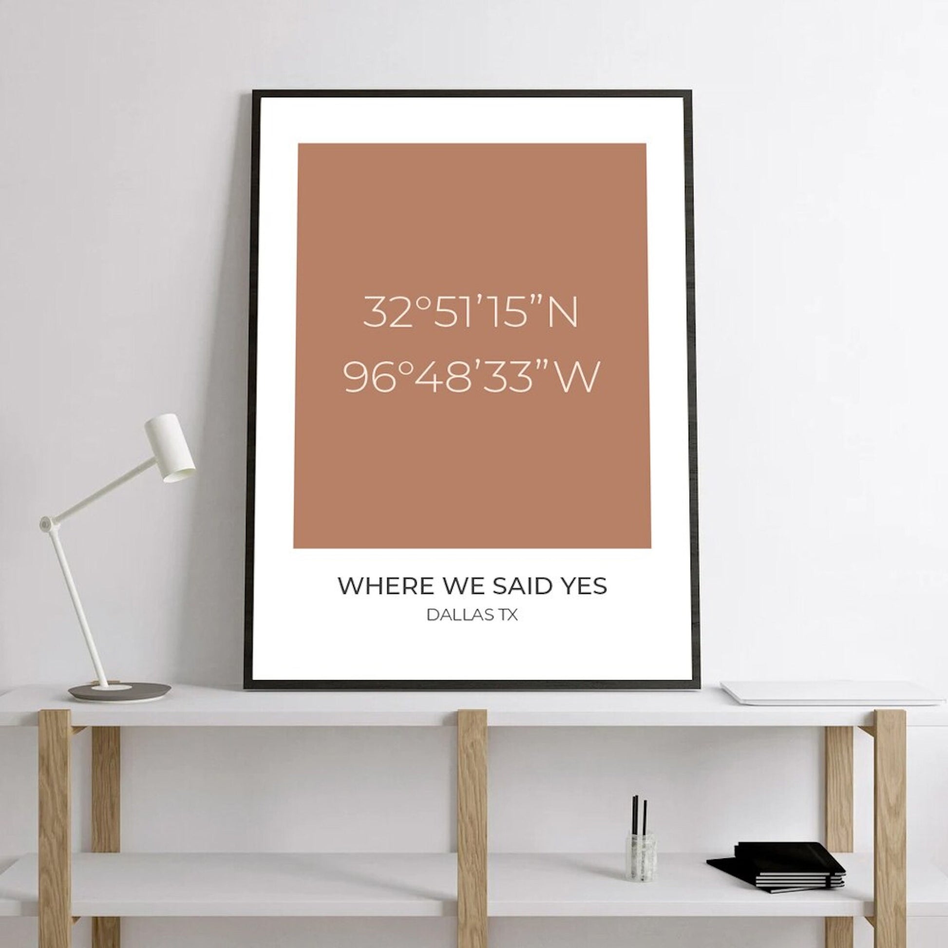 Kreatives personalisiertes Koordinaten-Poster von justgoodmood, das die Koordinaten 32°51'15''N 96°48'33''W in einem schönen Terrakotta-Farbton zeigt, perfekt für dein Zuhause.