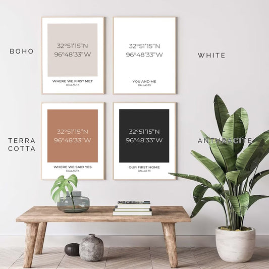 Vier stilvolle personalisierte Koordinaten-Poster von justgoodmood als Wanddekoration, mit verschiedenen Farbtönen und Koordinaten, perfekt für jedes Zuhause.