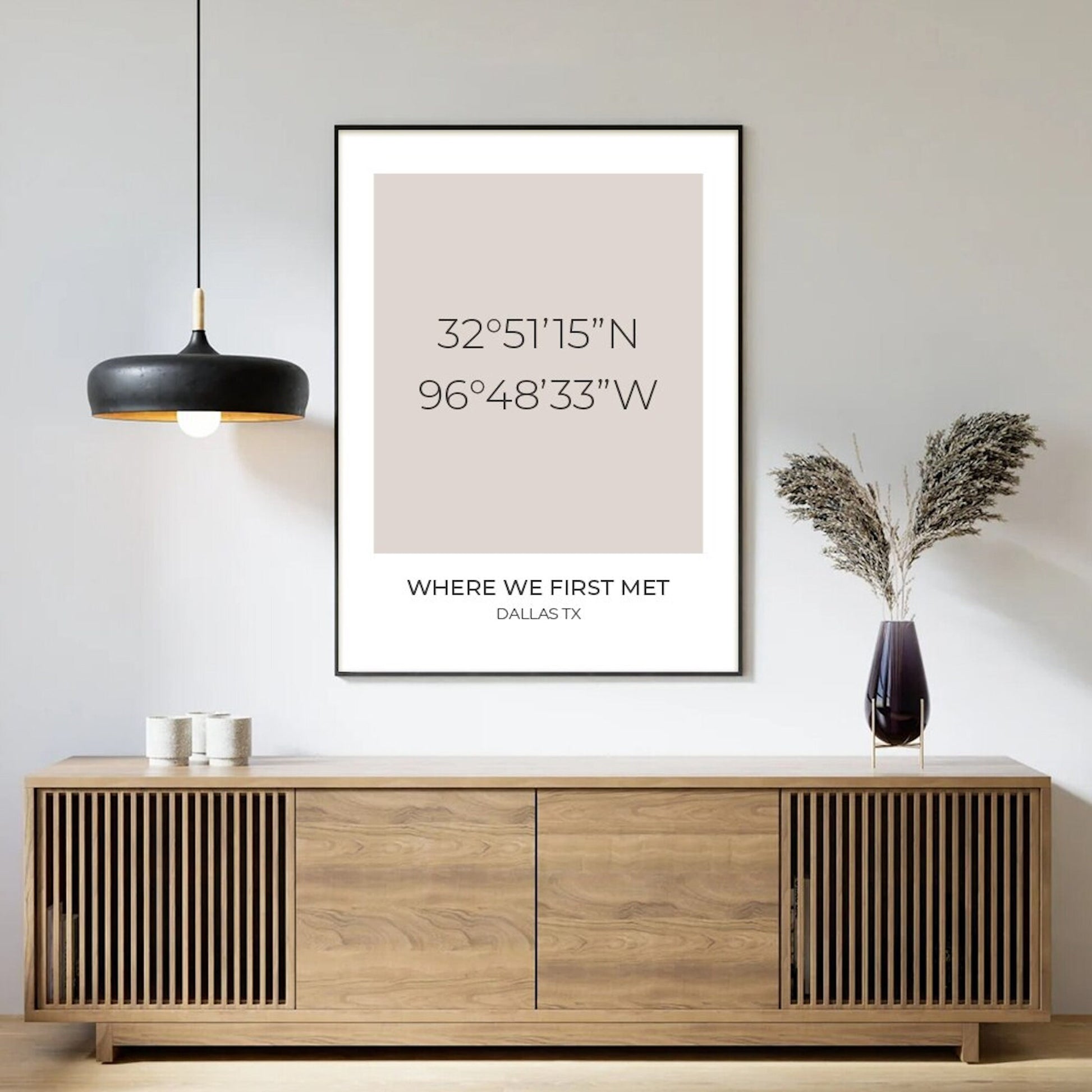 Elegantes personalisiertes Koordinaten-Poster von justgoodmood, das die Koordinaten 32°51'15''N 96°48'33''W zeigt, modern eingerahmt, ideal als Kunstwerk für dein Wohnzimmer.