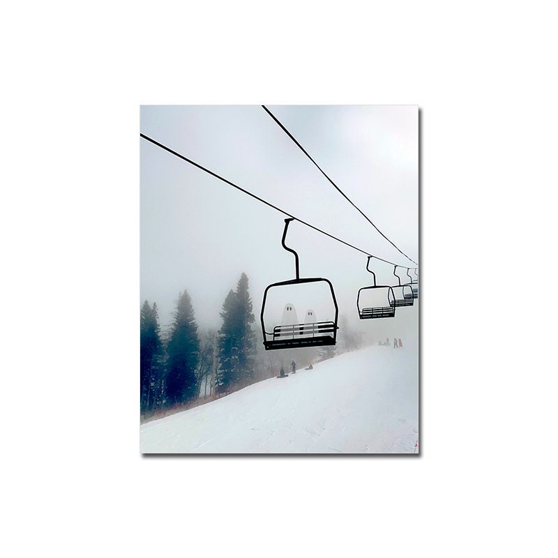 Kunstvolles Vintage Geister Landschaft und Ski Lift Poster von justgoodmood, zeigt einen Skilift in nebliger Winterlandschaft – ideal für kreative Wandgestaltung.