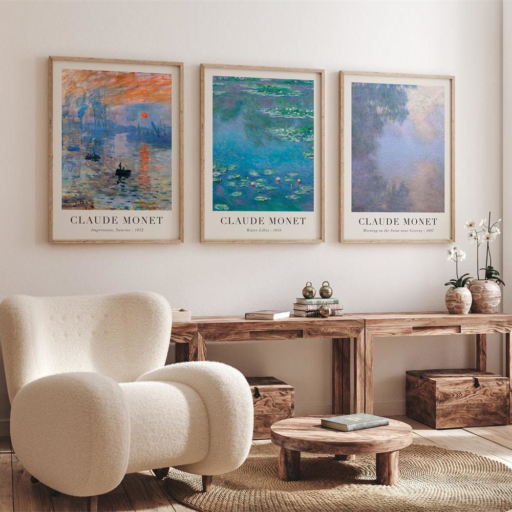 Stilvolles Wohnzimmer mit Vintage Claude Monet Sommer Poster als Deko-Print von justgoodmood. Die Wand zeigt verschiedene Monet Kunstwerke in eleganten Rahmen, begleitet von einem gemütlichen Stuhl und einer Holzmöbel-Anordnung.