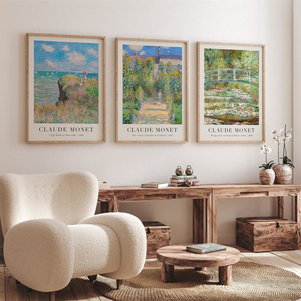 Einladender Wohnraum mit Vintage Claude Monet Kunstwerken von Justgoodmood, die das Ambiente mit Farben und Eleganz bereichern.