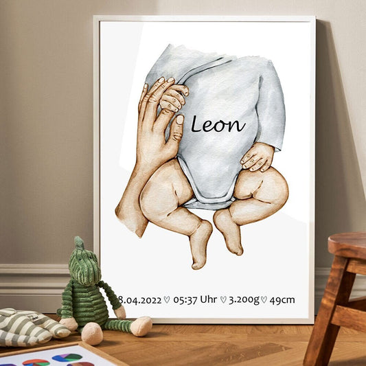 Personalisiertes Familienposter von JustGoodMood mit dem Namen "Leon" und einer liebevollen Gestaltung von Händen, perfekt für eine herzerwärmende Wanddekoration.