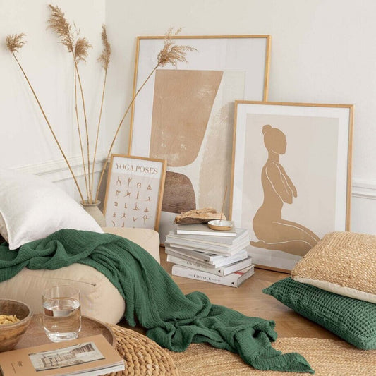 Wunderschönes Interior mit dem Poster "Yoga Abstrakt sitzende Frau und Posen" von justgoodmood, das elegant in einem Raum mit gemütlicher Textilgestaltung und dekorativen Elementen präsentiert wird.