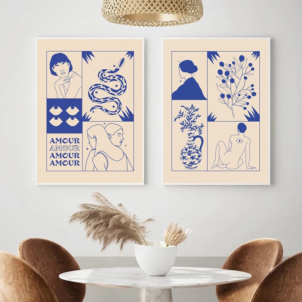 Elegantes Esszimmer mit dem Poster "Vintage Amour Wahrsagerin" im Retro-Stil, präsentiert von justgoodmood. Zwei auffällige Drucke, die charmante Kunstwerke in Blau zeigen.