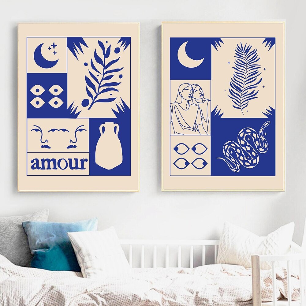 Moderne Schlafzimmergestaltung mit dem Poster "Vintage Amour Wahrsagerin" von justgoodmood. Zwei kreative Drucke im blau-beigen Farbton als Wandkunst.