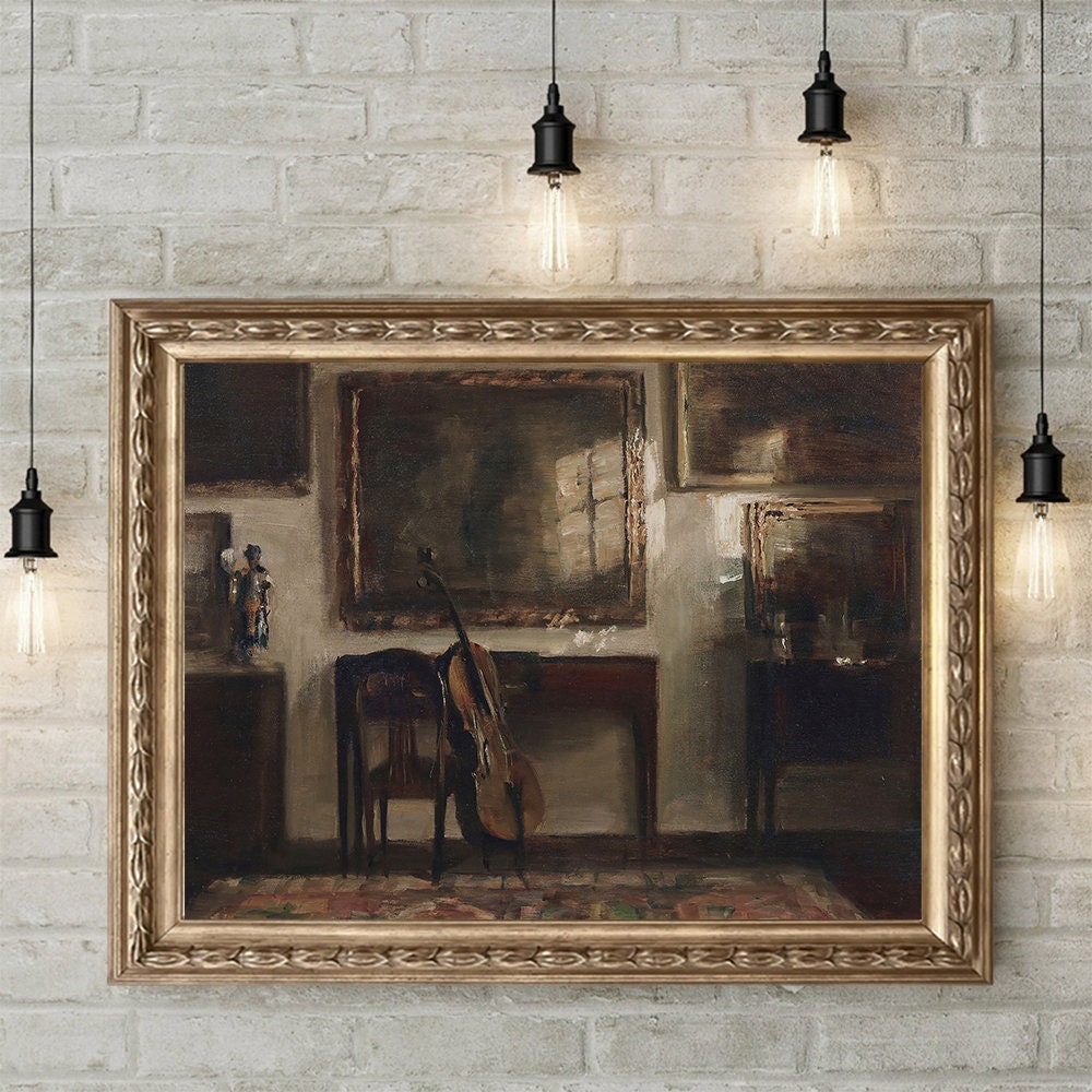 Klassischer Innenraum mit Violine und Bildern, präsentiert im Vintage Galerie Wandkunst Set von justgoodmood, bringt einen Hauch von Eleganz in jedes Zuhause.