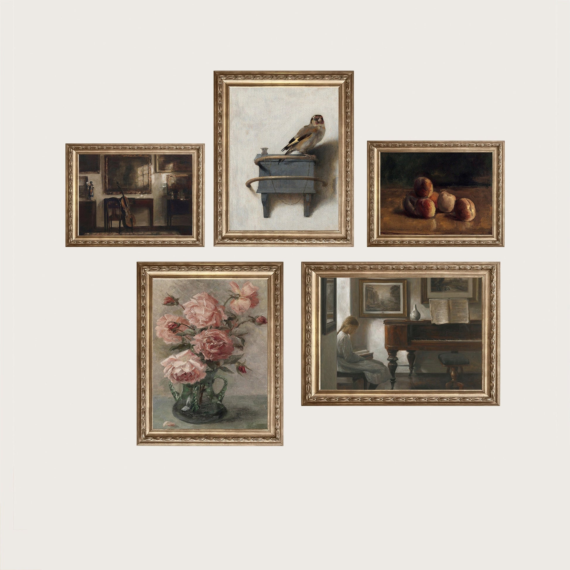 Vintage Galerie Wandkunst Set von justgoodmood, bestehend aus fünf kunstvollen Drucken mit Blumen, Vögeln und Klavieren, ideal für eine stilvolle Raumgestaltung.