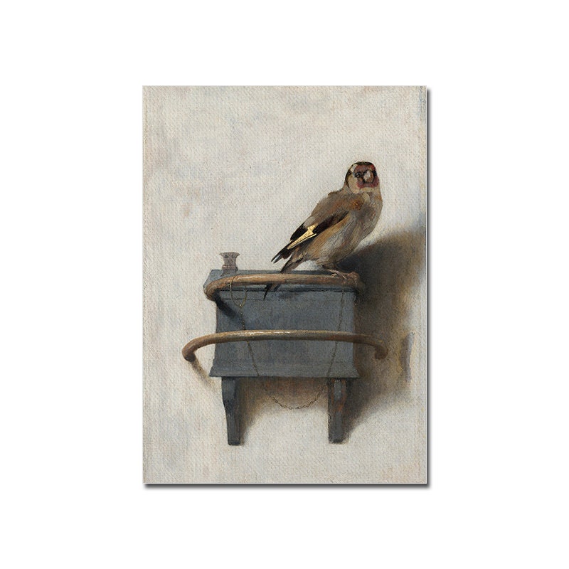 Charming vintage Poster eines bezaubernden Goldfinches auf einer Holzskulptur, gehört zum eleganten Wandkunst Set von justgoodmood.