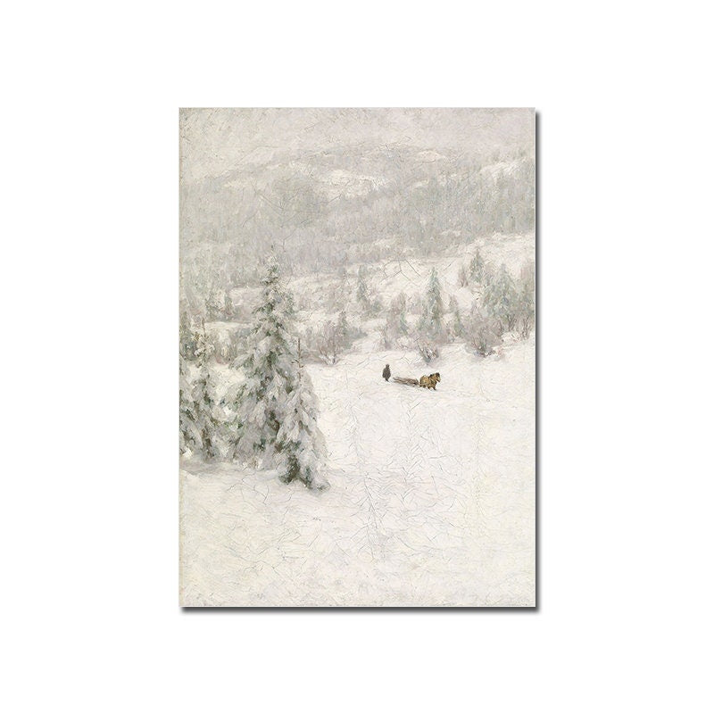Schneelandschaft mit schneebedeckten Bergen und frohen Tannen, perfekt für jede Wanddekoration. Entdecken Sie unser Vintage Poster Wand Kunst Set von justgoodmood.