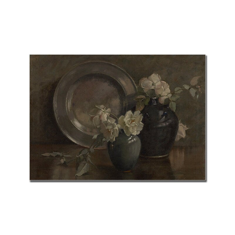 Schöne Vintage Wandkunst von justgoodmood: Stillleben mit zwei Vasen und einem silbernen Teller, voller weißer Blumen, perfekt für rustikale Deko. Poster Vintage Galerie Wand Kunst Set.