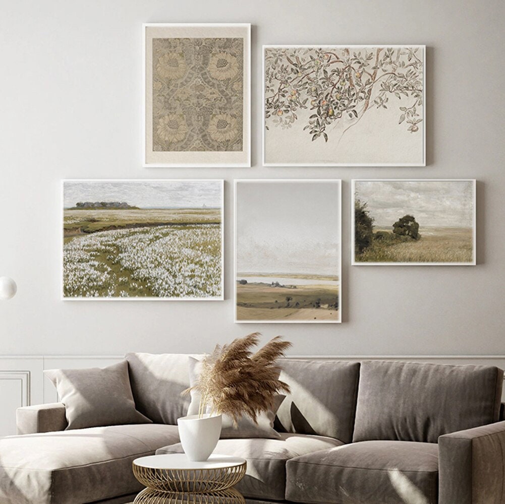 Gemütliche Wohninspiration mit gerahmten Kunstwerken, die botanisches Grün und Gänseblümchen darstellen, von justgoodmood. Dieses hübsche Poster bringt das Gefühl eines blühenden Frühlings in Ihr Zuhause.