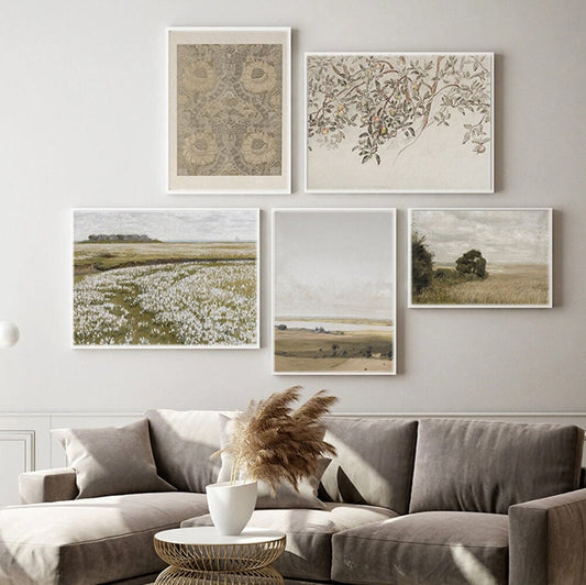 Gemütliche Wohninspiration mit gerahmten Kunstwerken, die botanisches Grün und Gänseblümchen darstellen, von justgoodmood. Dieses hübsche Poster bringt das Gefühl eines blühenden Frühlings in Ihr Zuhause.